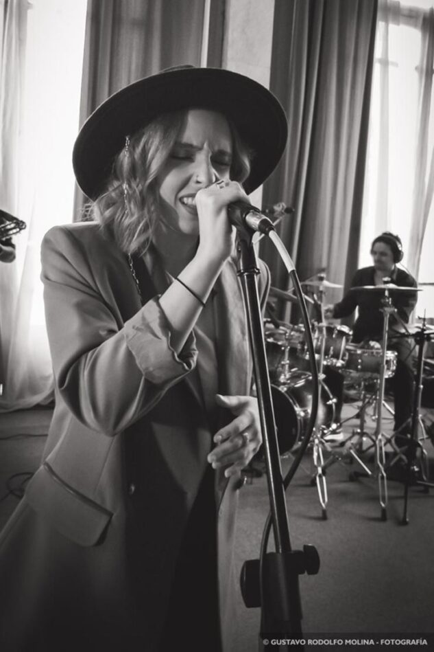 mila-arredondo-cantante_